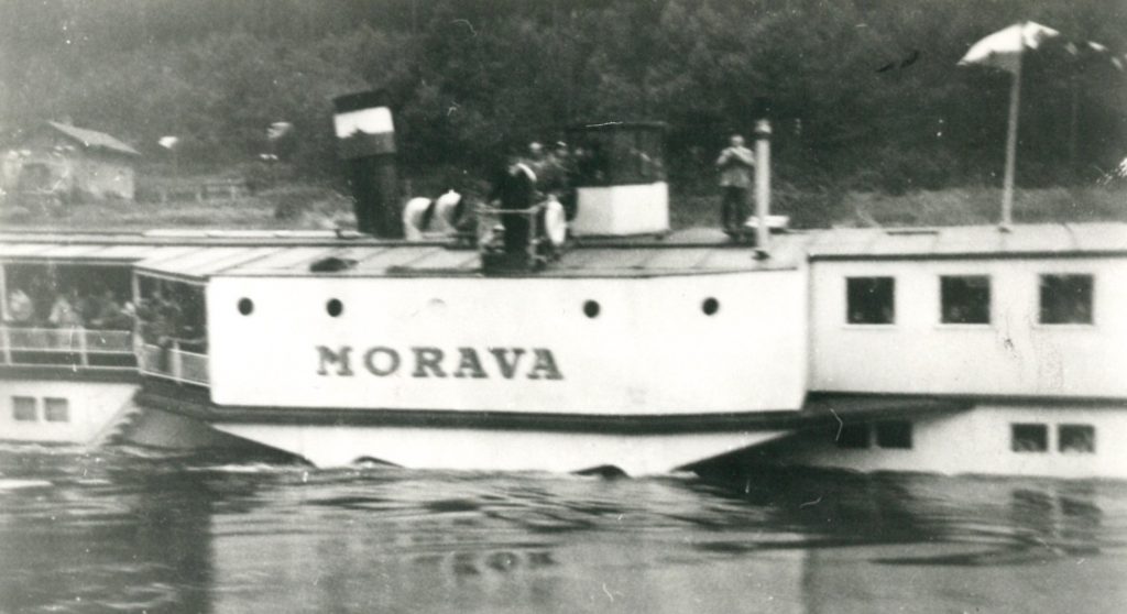 1961 MORAVA auf Charterfahrt zwischen Schmilka und Krippen - JH2264